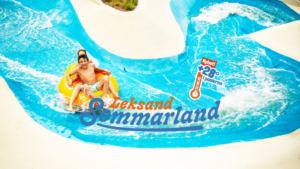 pojkar i badring i forsen på leksand sommarland
