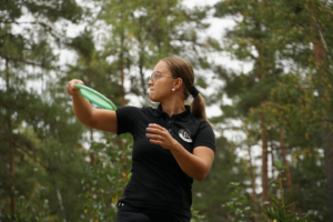 Elina Wilzerson kastar disc