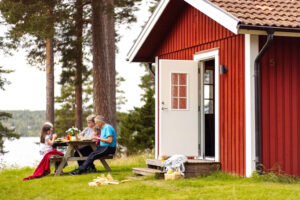 Familj äter intill stuga på Leksand Resort