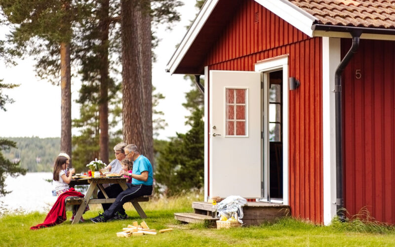 Familj äter intill stuga på Leksand Resort